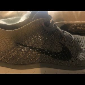 LIKE NEW Nike Sneakers FREE RN FLYKNIT sz8.5